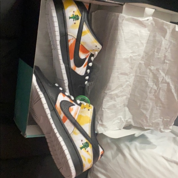 BRAND NEW !!! NikeSB DUNK Low Pro QS “RayGun” - Picture 2 of 12